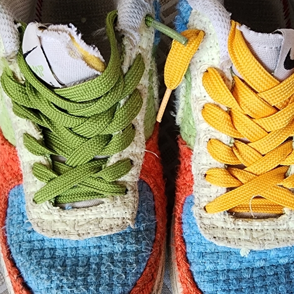 KIDS NIKE COLORFUL SHOES SIZE 4 - Picture 3 of 3